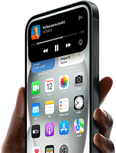 iPhone 15 ถูกถืออยู่ในมือ โดยมี Dynamic Island กำลังแสดงข้อมูลการติดตามบริการแชร์รถยนต์