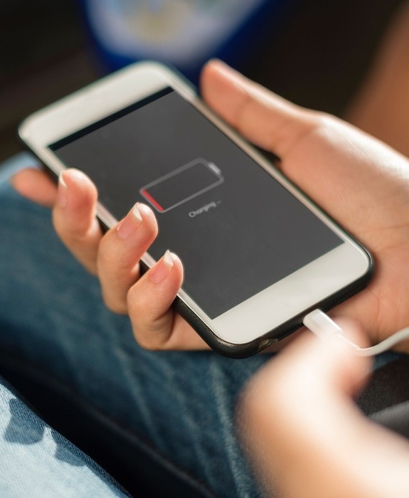 วิธีตั้งค่าง่ายๆ ใช้แบตมือถือได้นานขึ้น ทั้ง iOS และ android