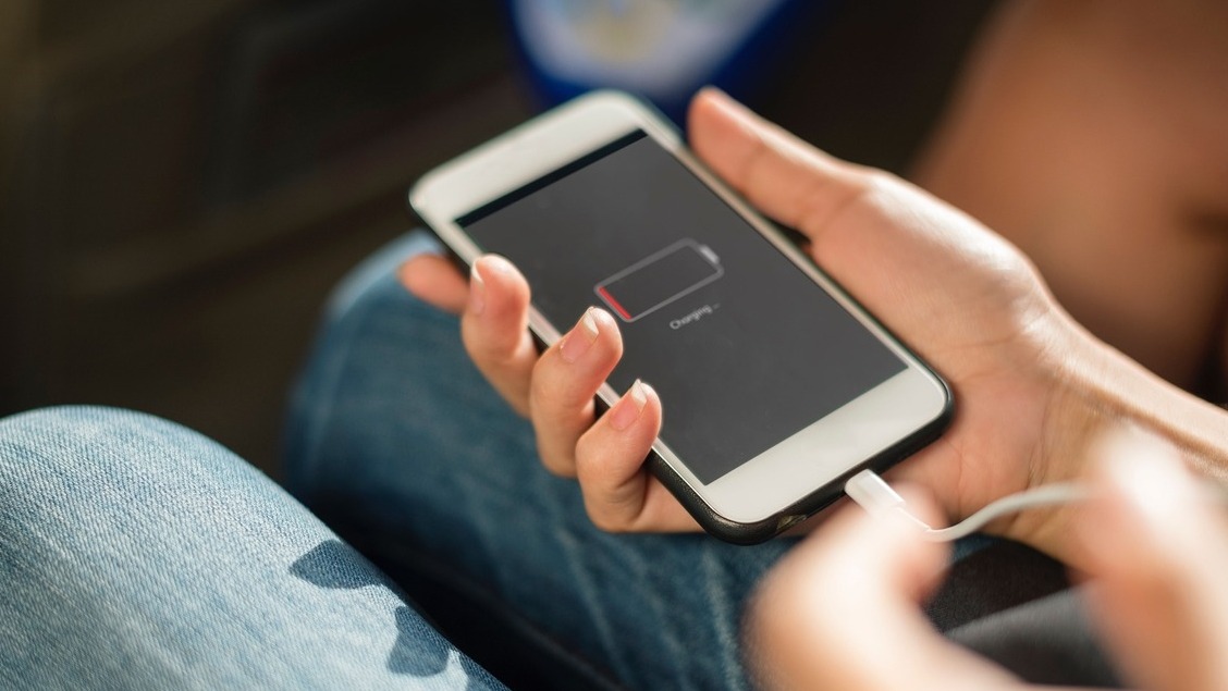 วิธีตั้งค่าง่ายๆ ใช้แบตมือถือได้นานขึ้น ทั้ง iOS และ android